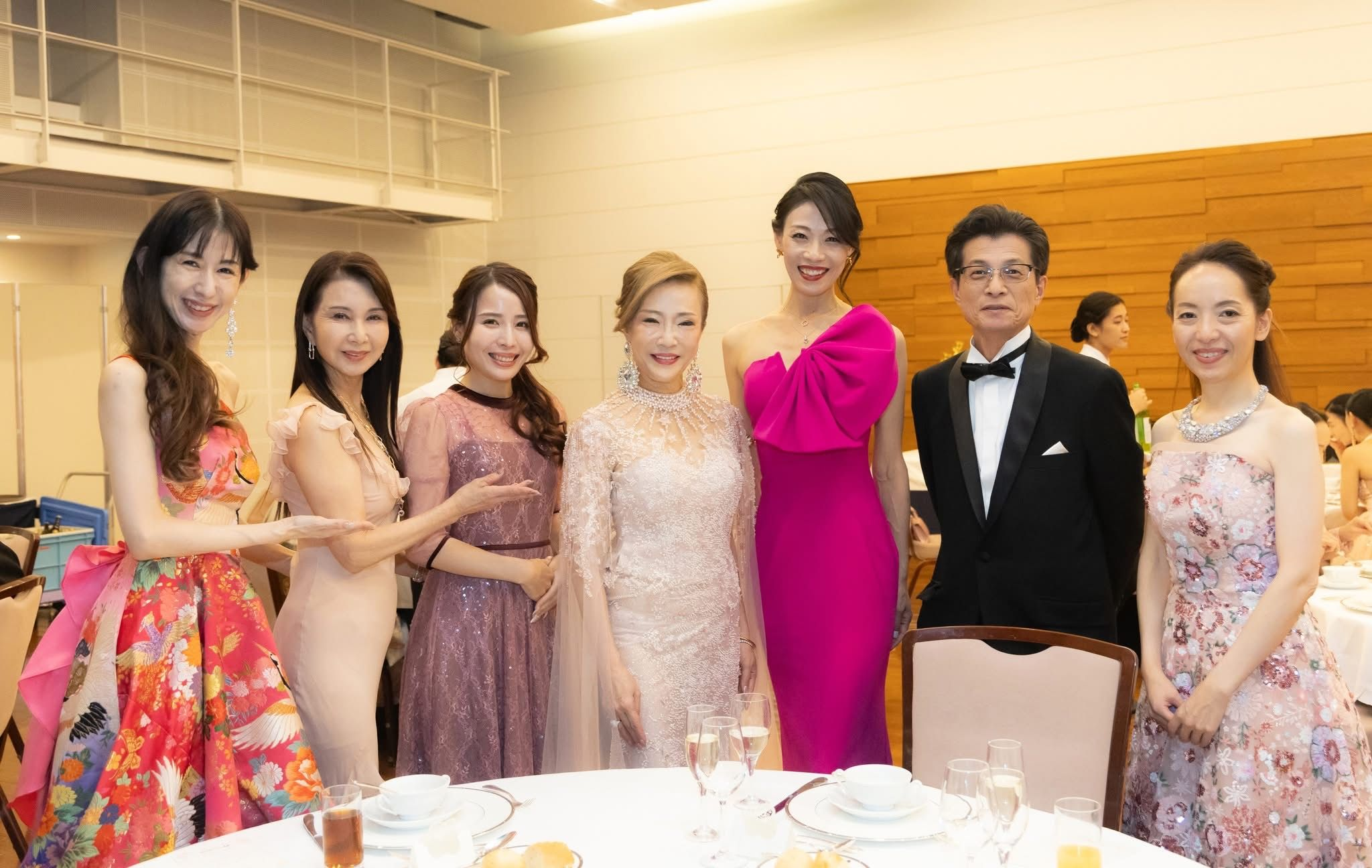 昨年のガラパーティーのドレスとブラックタイの装い